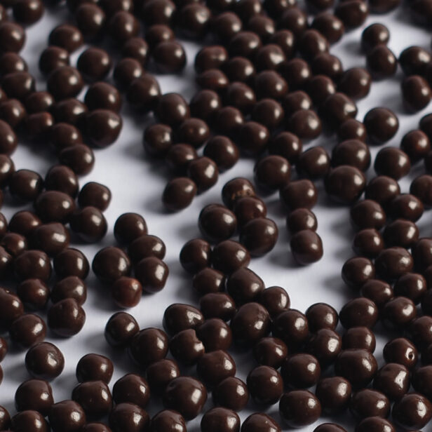 Crispy Choco Ball 5 – kulki ciemne — Małe kuleczki zbożowe oblane ciemną czekoladą.