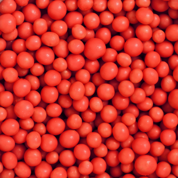 Red Crispy — Czerwone kuleczki zbożowe oblane białą czekoladą.