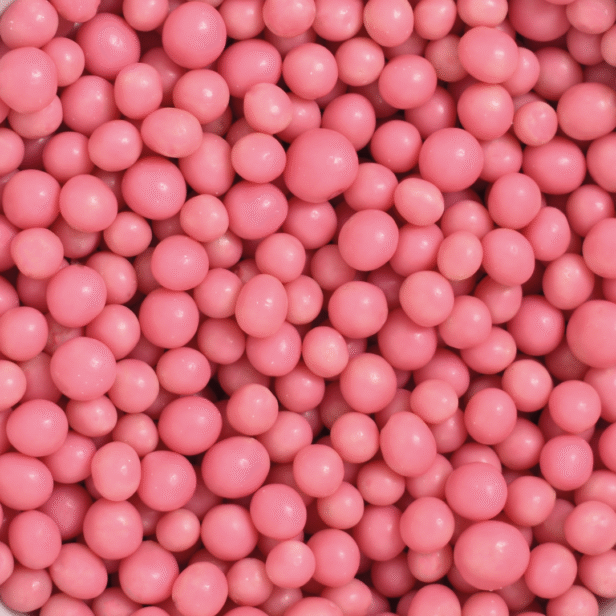 Strawberry Crispy — Różowe kuleczki zbożowe o smaku truskawkowym, oblane białą czekoladą.