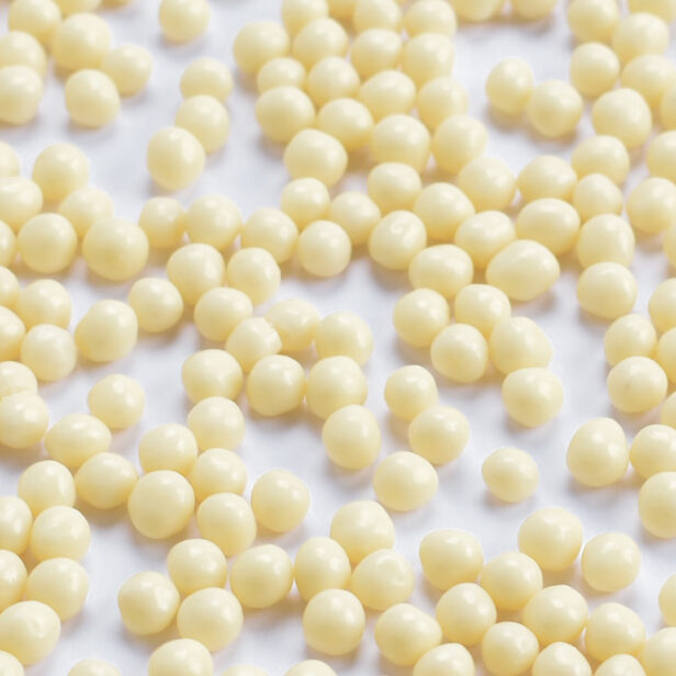 Crispy Choco Ball 5 – kulki białe — Małe kuleczki zbożowe oblane białą czekoladą.